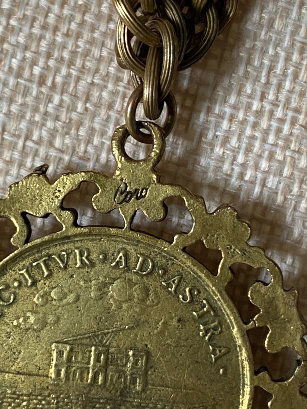 VTG Coro Gold-Tone Rope Chain Medallion Pendant Necklace - Picture 6 of 9